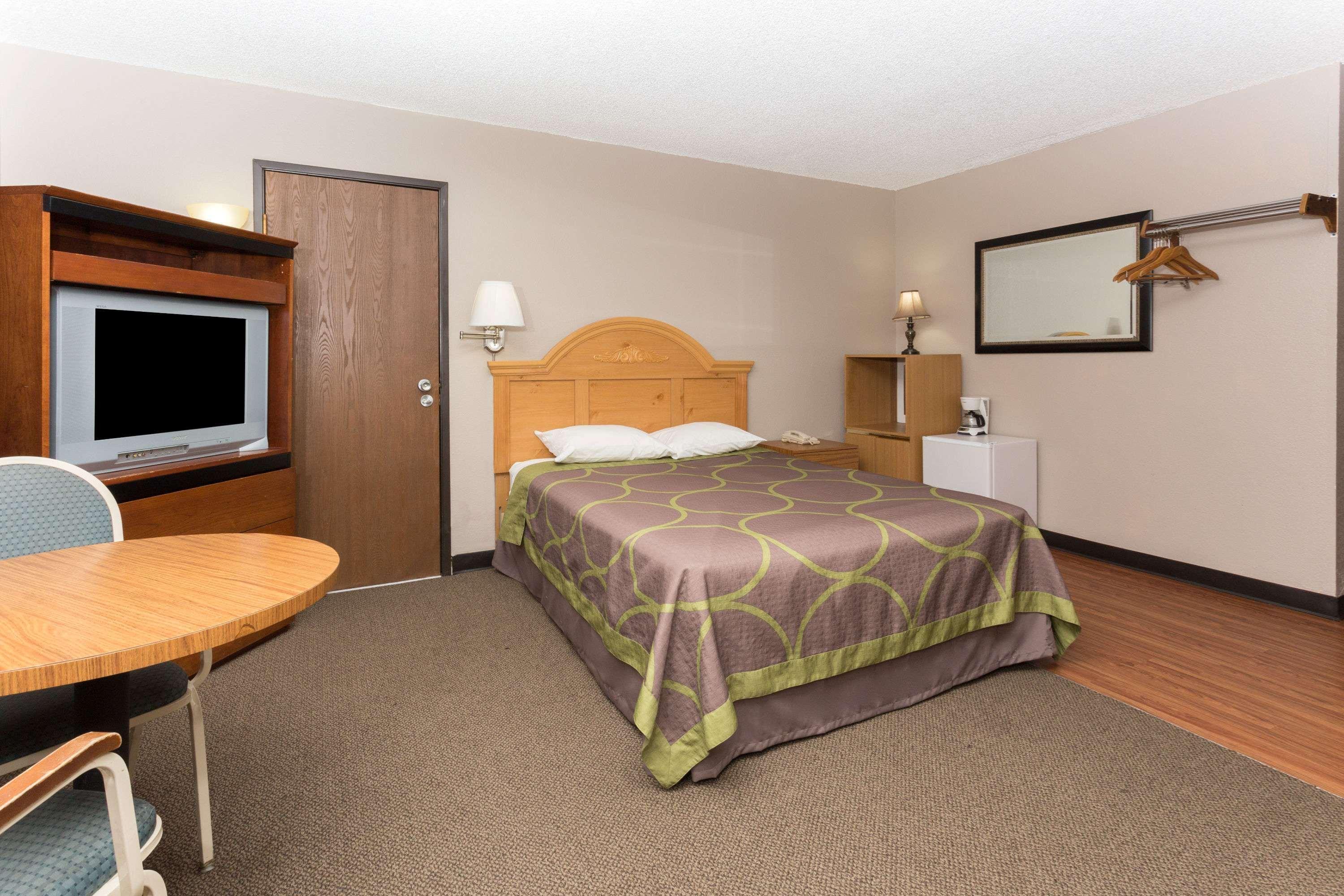 Super 8 By Wyndham Colorado Springs Peterson Space Force Cimarron Hills Exterior photo